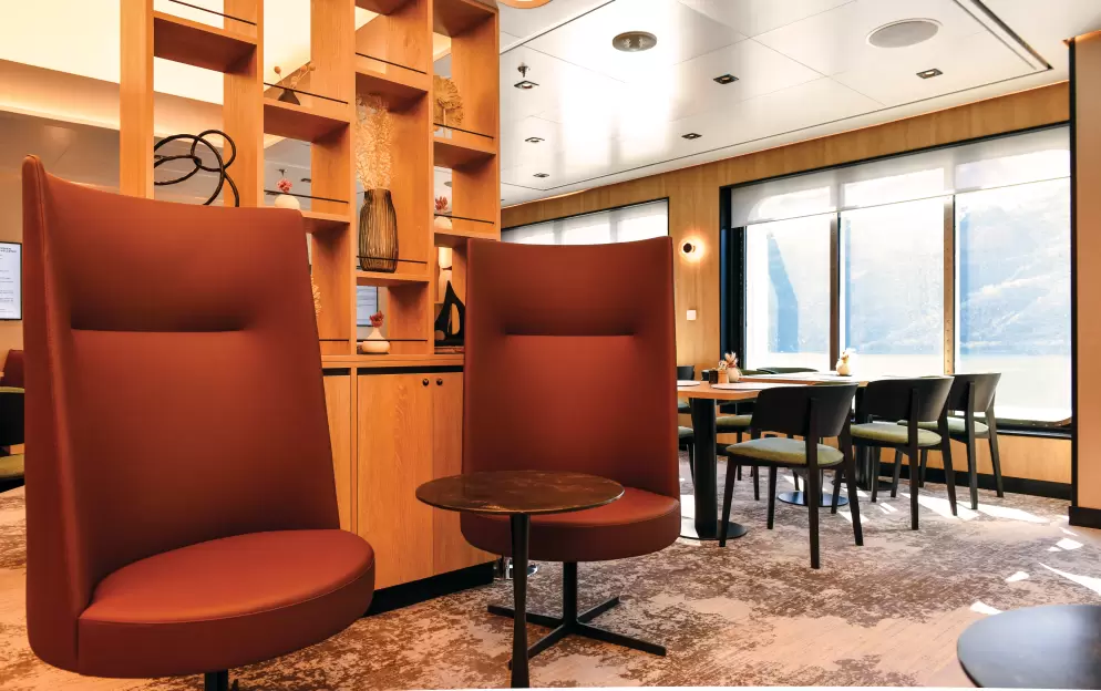 Swan Hellenic, SH Diana, Club Lounge 4.jpg